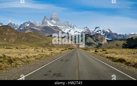 Straße zum Dorf El Chalten, Panorama-Blick in Richtung Berg Cerro Torre (links) und Fitz Roy, El Chalten, Nationalpark Los Glaciares, Patagonien, Argent Stockfoto