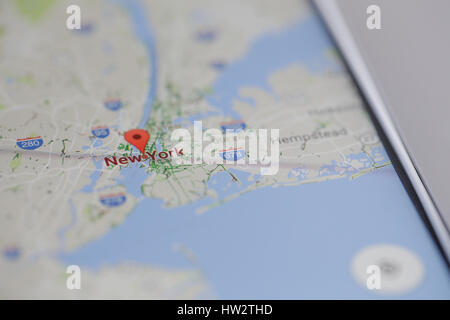 Die Google Maps app sieht man teils von Manhatten District von New York City auf einem iPhone auf 16. März 2017. Stockfoto