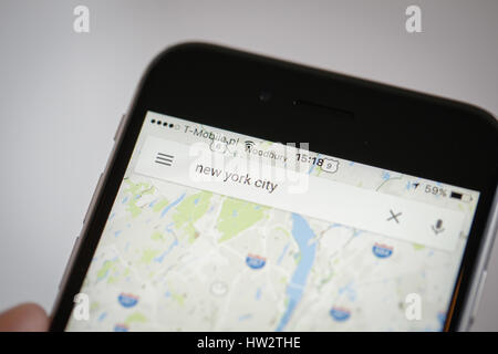 Die Google Maps app sieht man teils von Manhatten District von New York City auf einem iPhone auf 16. März 2017. Stockfoto