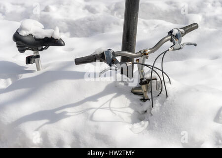 Fahrrad begraben im Schnee nach Stella Schneesturm in Montreal (März 2017) Stockfoto