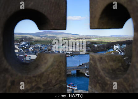 Blick von der Burg Rushen über den Castletown Hafen. Isle Of Man Stockfoto