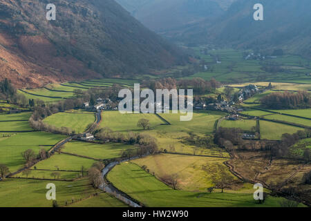 Blick auf das Dorf Rosthwaite, im Tal Borrowdale, vom Schloss Fels, im englischen Lake District, Cumbria, England Stockfoto