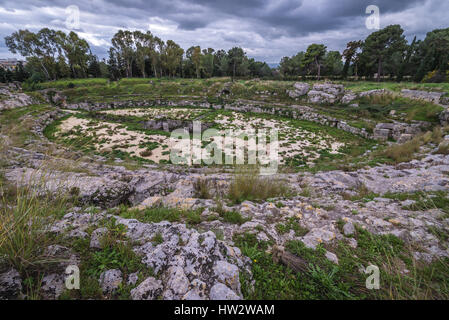 Ruinen der Arena von Roman Amphitheater befindet sich in Neapolis archäologischen Park in Syrakus Stadt, südöstlichen Ecke der Insel Sizilien, Italien Stockfoto