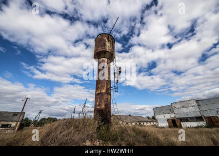 Touristen Klettern o ein Wasserturm der Kolchose in verlassenen Mashevo Dorf von Tschernobyl Nuclear Power Plant-Zone der Entfremdung in der Ukraine Stockfoto