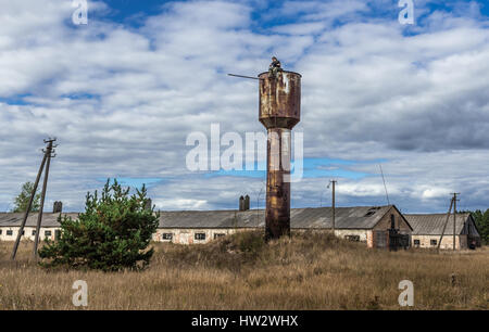 Tourist sitzt o ein Wasserturm der Kolchose in verlassenen Mashevo Dorf von Tschernobyl Nuclear Power Plant-Zone der Entfremdung in der Ukraine Stockfoto