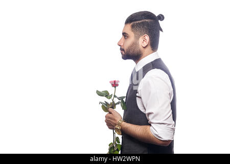 Schöne romantische glücklicher Mann mit Rosenblüte. Studio gedreht. isoliert auf weißem Hintergrund. Stockfoto