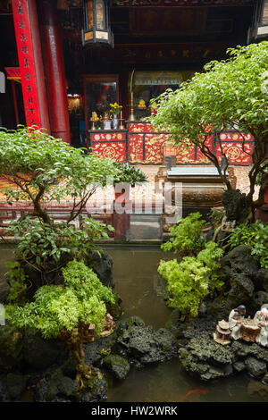 Interner Garten und Fischteich, Quan Cong Tempel (1653), Hoi an ein (UNESCO Weltkulturerbe), Vietnam Stockfoto
