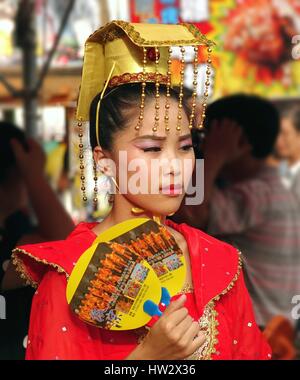 KAOHSIUNG, TAIWAN--15. August 2015: eine schöne Tänzerin mit einer aufwändigen Kopfschmuck erwartet ihr wiederum auf die Outdoor-dritte Prince Tempel Carniva Stockfoto