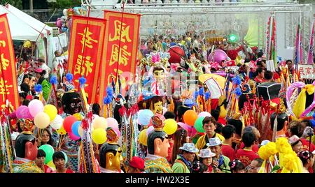 KAOHSIUNG, TAIWAN--15. August 2015: eine bunte Menschenmenge mit Luftballons und maskierte Tänzer packt den Bereich außerhalb des Tempels Sanfeng während der dritten Pri Stockfoto
