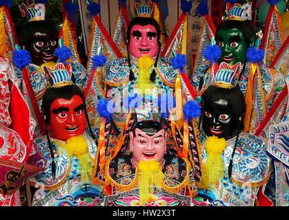 KAOHSIUNG, TAIWAN--15. August 2015: aufwändige Masken für die Tänzer des dritten Prince Tempel Karnevals sind auf dem Display an der Sanfeng Tempel. Stockfoto
