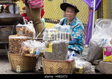 Straßenhändler in Mae Sai, Thailand Verkauf von Nüssen und Sonnenblumen-Samen Stockfoto