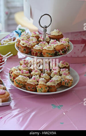 Buttercream Cupcakes auf einem Kuchen stand auf der ein Kind Geburtstag, Kinder Party, Kinder, Party, mehrstufige, 2 Stufen Stockfoto