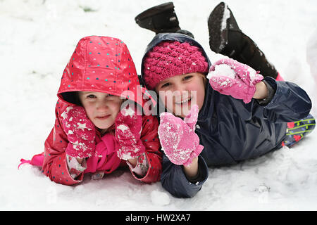 Kinder im Schnee, Dublin, Irland kleinkind Mädchen, Freude, Spaß, Konzept glückliche Kindheit, Winter Spaß Stockfoto