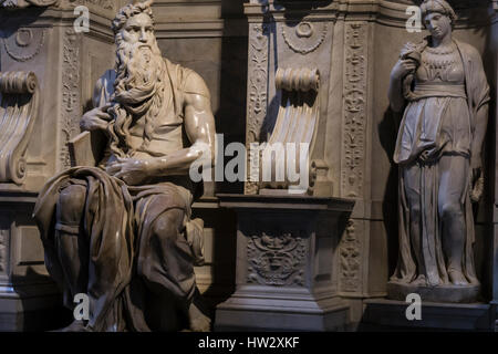 Der Moses (1513-1515) von Michelangelo Buonarroti (1475-1564) in der Kirche San Pietro in Vincoli in Rom, Italien. Stockfoto