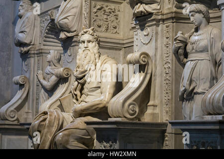 Der Moses (1513-1515) von Michelangelo Buonarroti (1475-1564) in der Kirche San Pietro in Vincoli in Rom, Italien. Stockfoto