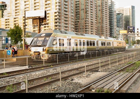 Union Pearson Express Zug Reisen von der Union Station in der Innenstadt von Toronto Pearson International Airport. Passagiere Torontos zwei verbindet eine Stockfoto