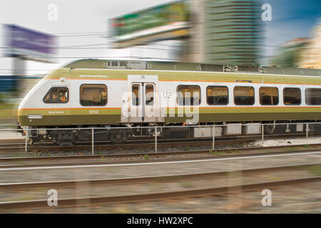 Union Pearson Express Zug von der Union Station nach Pearson International Airport. Verbindet die Passagiere Torontos zwei Flughäfen Stockfoto