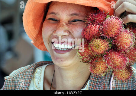 Hoi an, Vietnam - 16. April 2009: eine lächelnde junge Frau Verkäufer Früchte für den Verkauf in den Märkten von Hoi an bietet eine in Zentral-Vietnam. Stockfoto