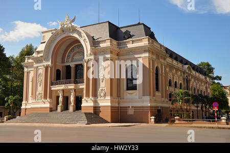 Das Saigon Opera House mit Cyclos an der Dong Khoi Street im Vordergrund. 4. Juni 2011, Ho-Chi-Minh-Stadt, Vietnam. Stockfoto