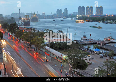 Ho-Chi-Minh-Stadt, Vietnam - 7. Juni 2011: The Saigon River in den frühen Abendstunden. Im Vordergrund der Motorräder und Autos Eile nach Hause entlang Tonne Duc T Stockfoto