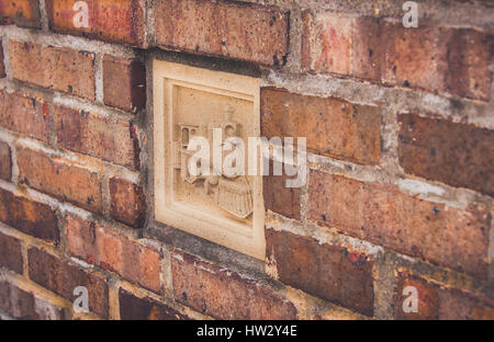Old Red Brick Wall Textur grunge Hintergrund mit einer Lokomotive Inset Stockfoto