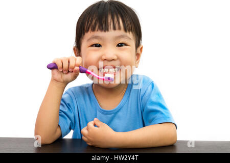 Chinesische Mädchen Zähneputzen in Ebene weiß isoliert Hintergrund. Stockfoto