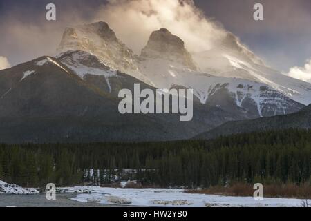 Schnee bedeckte die drei Sisters Mountain Peaks über Canmore Alberta, die von Wolken verdeckt wurden. Bow Valley Winterlandschaft Canadian Rockies Banff National Park Stockfoto