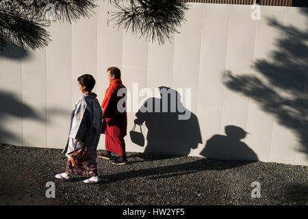 Ein Mann mittleren Alters und eine Frau, die traditionelle japanische Kleidung in Kyoto Kansai, Japan. Stockfoto