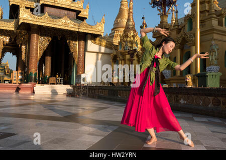 Eine Frau tanzt an der Shwedagon-Pagode in Yangon, Region Yangon, Myanmar Stockfoto