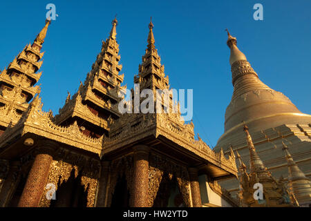Nahaufnahme der Türme und vergoldeten Stupa auf die Shwedagon-Pagode in Yangon, Region Yangon, Myanmar Stockfoto