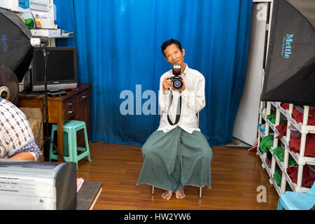 Ein Fotograf stellt in seinem Atelier in Sula Pagode-Straße, Yangon, Myanmar Yangon Region Stockfoto