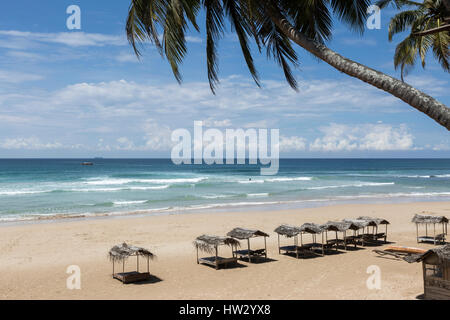 Kleinen Cabanas Schatten auf dem weißen Sandstrand am Kabalana, Ahangama, Sri Lanka Stockfoto