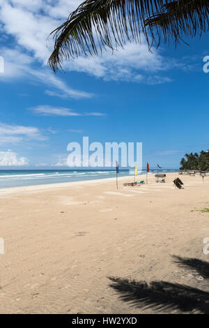 Bunte Fahnen auf den weißen Sandstrand am Kabalana, Ahangama, Sri Lanka Stockfoto