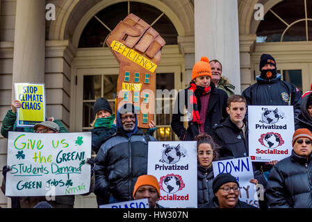 New York City, USA. 16. März 2017. Mitglieder der Klima-Werke für alle-Koalition, die Klima-Gerechtigkeit-Befürworter, Gewerkschaften und Basisorganisationen umfasst; durch mehrere New York City Ratsmitglieder versammelten sich an den Stufen des Rathauses, Lower Manhattan, New York am 16. März 2017 verbunden; zu fordern verbindliche Energie-Effizienz-Upgrades von großen Gebäuden, die die größten Umweltverschmutzer und Treibhausgas-Emittenten und die Stadt Bürgermeister de Blasio Ziel helfen der Reduzierung der Treibhausgas Emissionen 80 % bis 2050 zu erreichen. Bildnachweis: Pazifische Presse/Alamy Live-Nachrichten Stockfoto