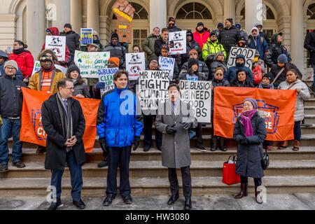 New York City, USA. 16. März 2017. Mitglieder der Klima-Werke für alle-Koalition, die Klima-Gerechtigkeit-Befürworter, Gewerkschaften und Basisorganisationen umfasst; durch mehrere New York City Ratsmitglieder versammelten sich an den Stufen des Rathauses, Lower Manhattan, New York am 16. März 2017 verbunden; zu fordern verbindliche Energie-Effizienz-Upgrades von großen Gebäuden, die die größten Umweltverschmutzer und Treibhausgas-Emittenten und die Stadt Bürgermeister de Blasio Ziel helfen der Reduzierung der Treibhausgas Emissionen 80 % bis 2050 zu erreichen. Bildnachweis: Pazifische Presse/Alamy Live-Nachrichten Stockfoto