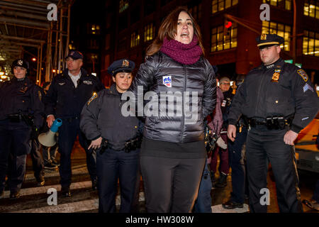New York, Vereinigte Staaten von Amerika. 16. März 2017.  eine stadtweite Koalition der Führer der glauben Kundgebung eine am Washington Square Park, gefolgt von März bis 201 Varick St., wo 10 Klerus Mitglieder und 15 Lay-Führer verhaftet zum Blockieren von Datenverkehr in einem Akt des zivilen Ungehorsams fordere Bürgermeister DeBlasio anspruchsvolle Tiefe Schutz für Einwanderer und Flüchtlingsgemeinschaft kniete zu beten vor der Pass- und Zollkontrolle. Bildnachweis: Erik McGregor/Pacific Press/Alamy Live-Nachrichten Stockfoto