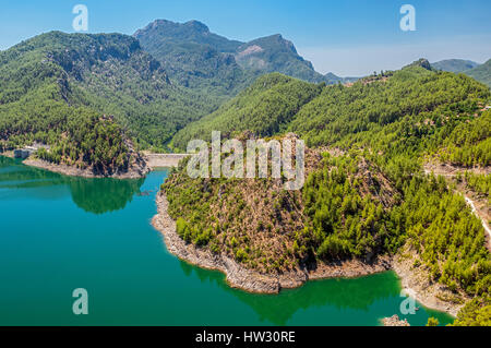 Turkei. Große Tiefen See in den Bergen. Felsige Küste mit Kiefern wachsen auf sie. Sauberes Wasser, so dass Zucht-Forellen. Stockfoto