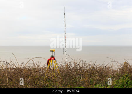 Hunstanton, England - März 10: GPS-Überwachung/Messgeräte auf Klippen bei hunstanton messen Küste Bewegung und Erosion in hunstan Stockfoto