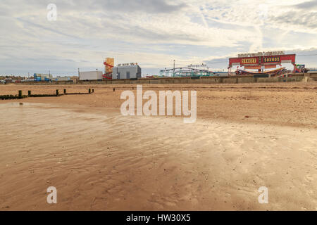 Hunstanton, England - März 10: hunstanton Messegelände vom Strand. HDR-Bild. in Hunstanton, Norfolk, England. Am 10. März 2017. Stockfoto