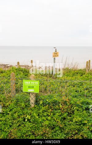 Hunstanton, England - März 10: Die samariter Zeichen' sprechen Sie mit uns, wenn die Dinge sind immer zu Dir" Neben hunstanton Klippen. in Hunstanton, Norfolk, engl Stockfoto