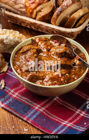 Rindergulasch mit knusprigem Brot in einer Schüssel serviert Stockfoto