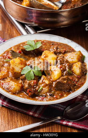 Rindsgulasch mit Kartoffeln in einer Platte Stockfoto