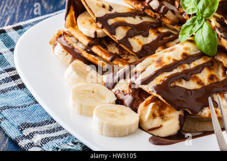 Traditionelle Crepes mit Bananen und Schokolade Creme Stockfoto