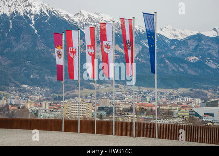 Österreichische Provinz Fahnen und Flagge der Europäischen Union am Bergisel oberhalb von Innsbruck und die Berge der Nordkette in der Ferne Stockfoto