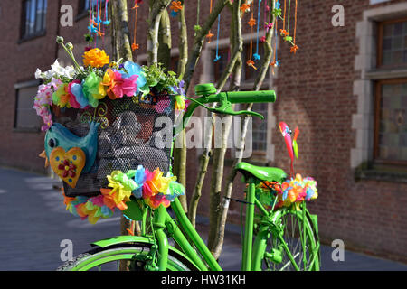 Straße am 12. März 2017 für Karneval und Ostern feiern in Halle, Belgien, dekoriert. Stockfoto