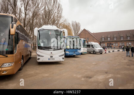 Trainer im KZ Auschwitz-Birkenau Tod geparkt. Bringt Besucher und Touristen in Polen Stockfoto