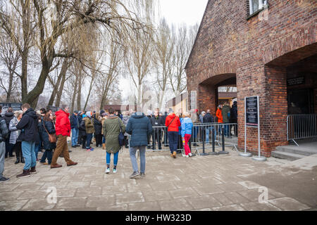 Besucher zu Tode KZ Auschwitz zum Ticketkauf, Polen Tourismus Touristen Schlange Stockfoto