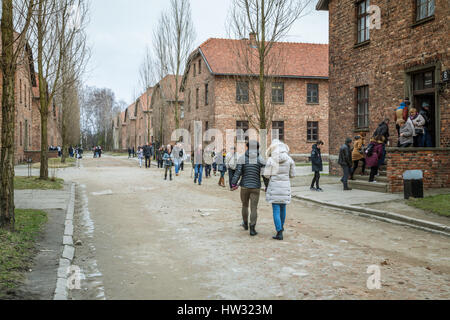 Besucher und Touristen am Auschwitz Konzentration Tod Camp Polen Stockfoto