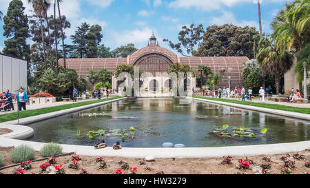 Seerosenteich & botanische Gebäude, Balboa Park, San Diego, Kalifornien. Stockfoto