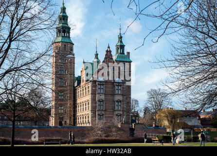 Mittelalterliche Schloss Rosenborg, Heimat der dänischen Kronjuwelen, gegen blauen Wolkenhimmel, Kopenhagen, Dänemark Stockfoto